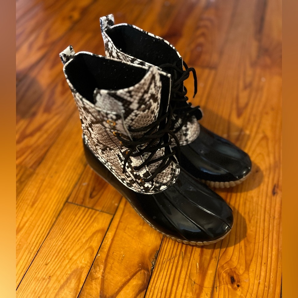 Women’s snakeskin winter boots
Size 8 1/2